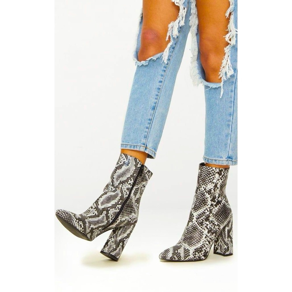 Pretty Little Thing Black & White Snakeskin Ankle Bootie Womens Size 5